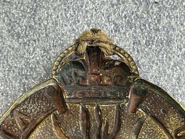 26) Lovely Large Original WW1 WW2 Welsh Guards Valise Badge — image 5