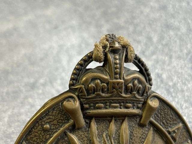 26) Lovely Large Original WW1 WW2 Welsh Guards Valise Badge — image 7