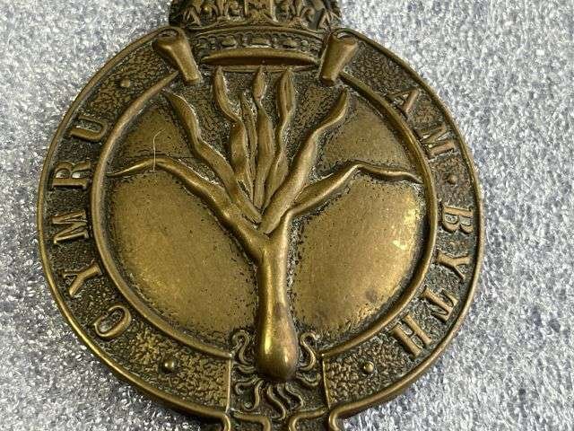26) Lovely Large Original WW1 WW2 Welsh Guards Valise Badge — image 8