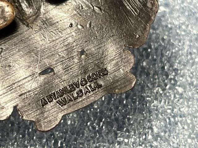 102) Excellent Original WW2 Wartime Economy Plastic Essex Regiment Cap Badge — image 2