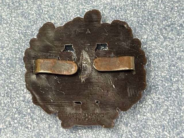 102) Excellent Original WW2 Wartime Economy Plastic Essex Regiment Cap Badge — image 3