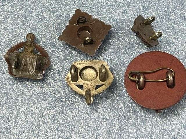 105) Excellent Original WW2 British Army Officers Brown Bakelite Rank Crowns and Pip — image 2