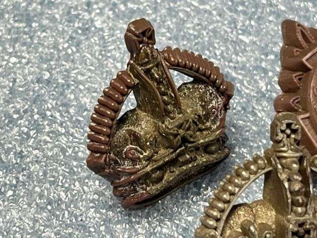 105) Excellent Original WW2 British Army Officers Brown Bakelite Rank Crowns and Pip — image 4