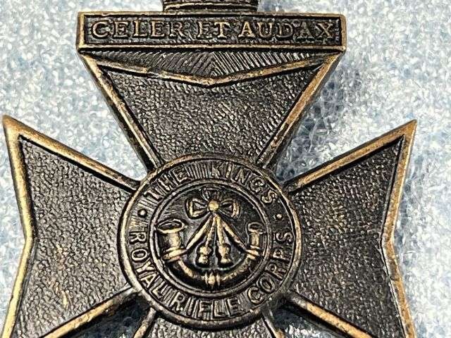 87) Excellent Original WW1 WW2 The Kings Royal Rifle Corps Cadets, Territorials Cap Badge — image 4