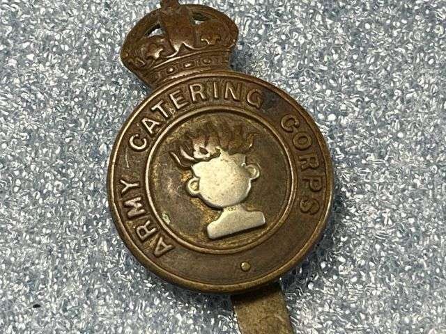 89) Good Original WW2 British Army Catering Corps Cap Badge — image 4