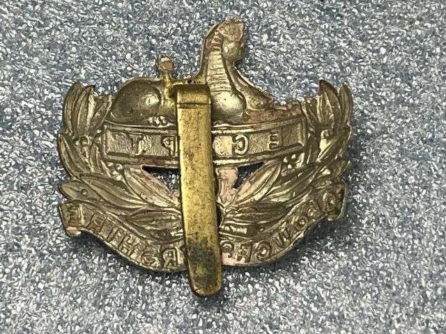 91) Lovely Original WW1 WW2 Gloucestershire Regiment White Metal Cap Badge — image 2