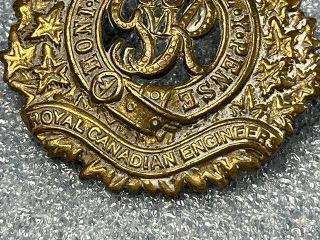 95) Excellent Original WW2 Royal Canadian Engineers Cap Badge — image 3