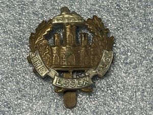 97) Nice Original WW1 WW2 The Essex Regiment Cap Badge