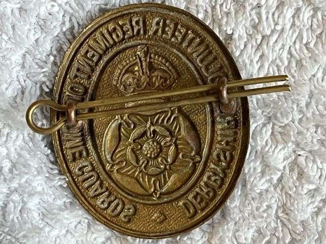 46) Good Original WW2 Derbyshire Regiment of Home Guards Brass Cap Badge — image 2