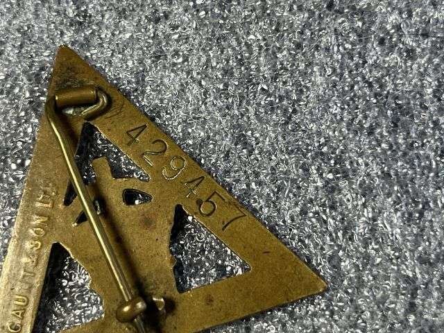 104) Excellent Original WW1 Pin Back On War Service 1916 Badge By J.R.Gaunt & Son Ltd — image 2