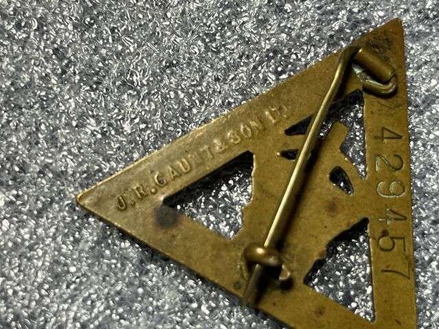 104) Excellent Original WW1 Pin Back On War Service 1916 Badge By J.R.Gaunt & Son Ltd — image 3