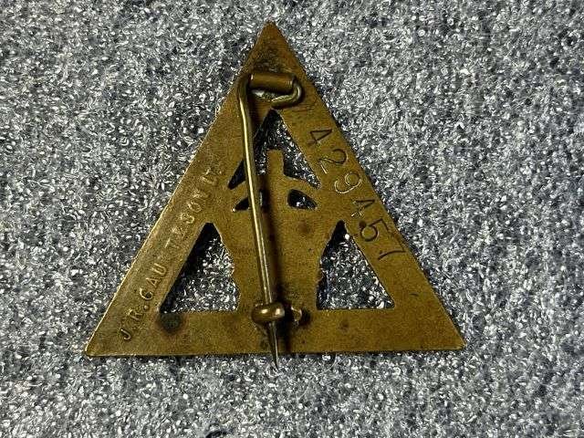 104) Excellent Original WW1 Pin Back On War Service 1916 Badge By J.R.Gaunt & Son Ltd — image 4