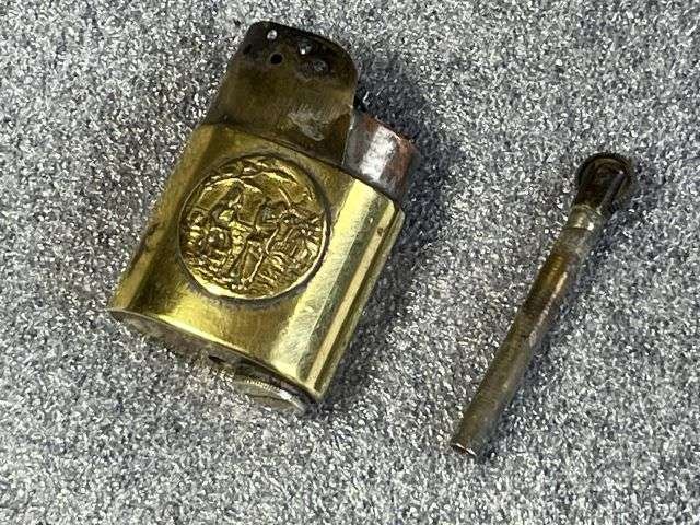 106) WW2 British Military Issue Pocket Lighter With Badge. In Need of Repair — image 2