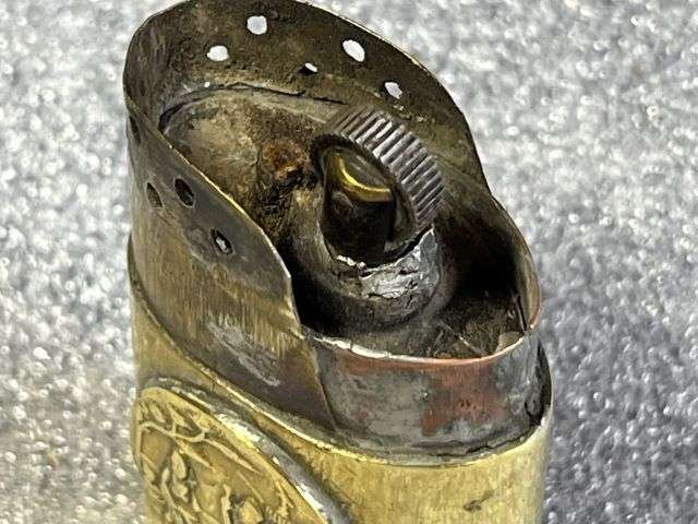 106) WW2 British Military Issue Pocket Lighter With Badge. In Need of Repair — image 3
