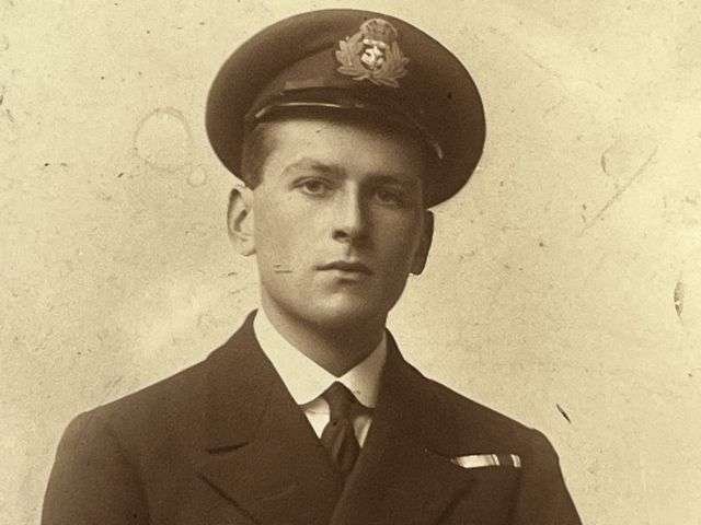 62) Interesting Original Portrait Photograph of A WW1 Royal Navy Lieutenant. Dated 11th April 1920 — image 6