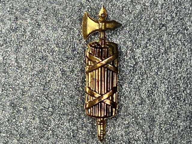 76) Excellent Original WWII Italian Black Shirt MVSN Fascist Brass Badge For Fez — image 2