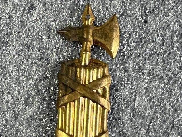 76) Excellent Original WWII Italian Black Shirt MVSN Fascist Brass Badge For Fez — image 4