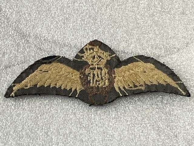 4) Lovely Original 1930s – WW2 RAF Uniform Removed Flat Type Pilots Wings — image 2