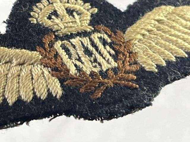 4) Lovely Original 1930s – WW2 RAF Uniform Removed Flat Type Pilots Wings — image 3