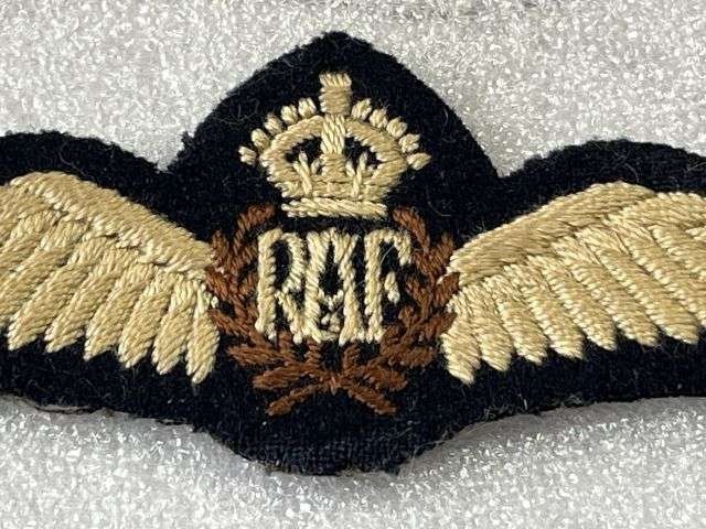 4) Lovely Original 1930s – WW2 RAF Uniform Removed Flat Type Pilots Wings — image 4