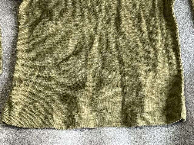 5) Excellent Original WW2 British Army V Neck Pullover Dated 1945. Some Minor Repairs — image 3