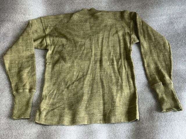 5) Excellent Original WW2 British Army V Neck Pullover Dated 1945. Some Minor Repairs — image 5