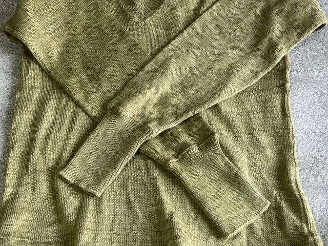 5) Excellent Original WW2 British Army V Neck Pullover Dated 1945. Some Minor Repairs — image 9