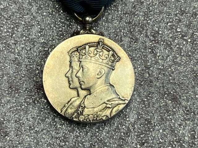 49) Excellent Original GRVI Coronation Medal. George 5th Crowned 12th May 1937 — image 5