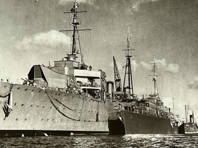 112) Interesting Original WW2 Official Photograph Of A Depot Ship Alongside A Destroyer 1942 — image 4