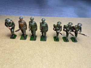 121) Set of 7 Vintage Original Britains Lead Soldiers In …
