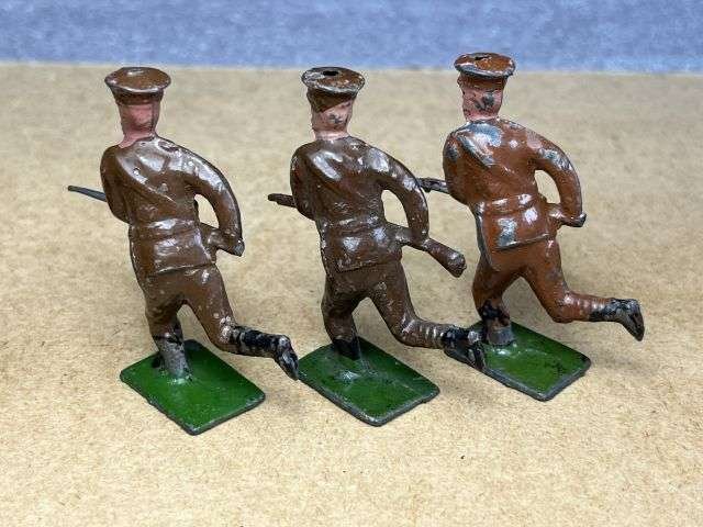 122) Set of 9 Vintage Original J.Hill & Co Lead Soldiers — image 4