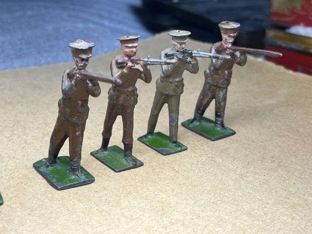 122) Set of 9 Vintage Original J.Hill & Co Lead Soldiers — image 7