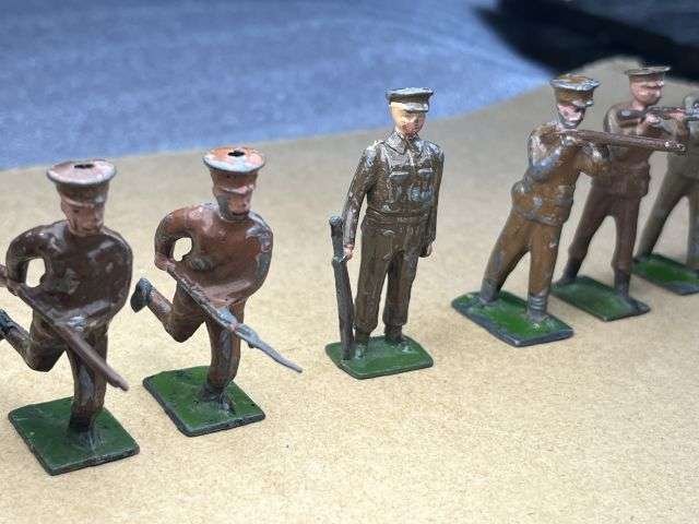 122) Set of 9 Vintage Original J.Hill & Co Lead Soldiers — image 8