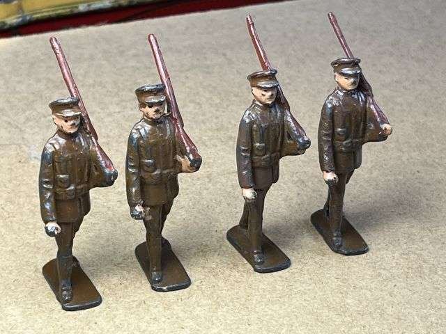 123) Set of 4 Vintage Original Marching Lead Soldiers — image 4