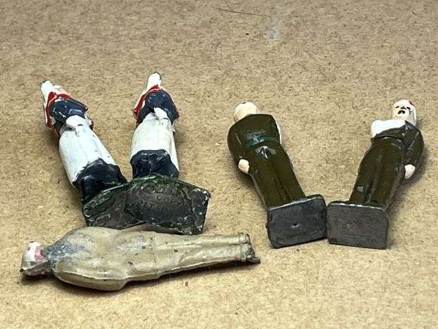 126) Set of 5 Vintage Original Britains Lead Soldiers 2 Nurses & 3 Wounded Soldiers — image 2