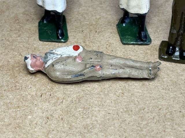 126) Set of 5 Vintage Original Britains Lead Soldiers 2 Nurses & 3 Wounded Soldiers — image 6