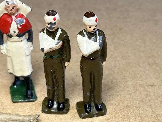 126) Set of 5 Vintage Original Britains Lead Soldiers 2 Nurses & 3 Wounded Soldiers — image 7