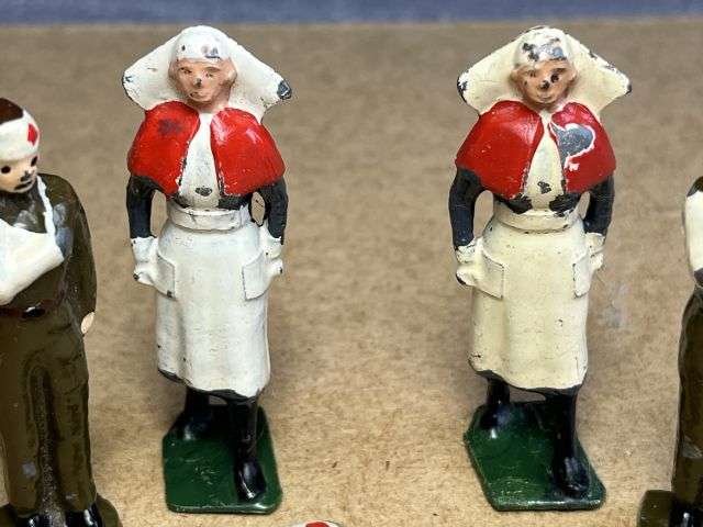 126) Set of 5 Vintage Original Britains Lead Soldiers 2 Nurses & 3 Wounded Soldiers — image 8