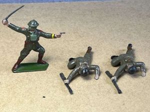 128) Set of 3 Vintage Original Britains Lead Soldiers In …