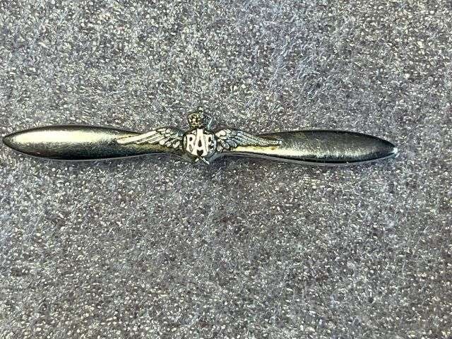 106) Excellent Original 1930s-WW2 RAF Wings on Propeller Sweetheart Brooch — image 5
