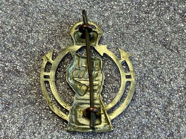 75) Original WW2 Royal Armoured Corps White Metal Cap Badge — image 2
