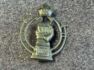 75) Original WW2 Royal Armoured Corps White Metal Cap Badge