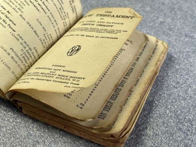 31) Excellent Original WW1 British Military Active Service Testament 1916 & Tatty Version Missing 1 Page Dated 1918 — image 4