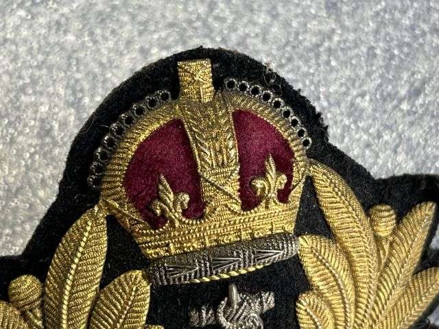 32) Lovely Clean Original WW2 Royal Navy Officers Guilt Metal Economy Cap Badge — image 3