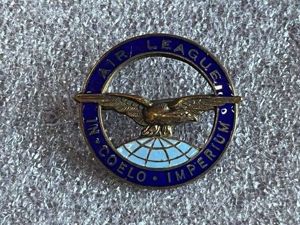 83) Nice Original WW1 WW2 Air League Pin Back Enamel …