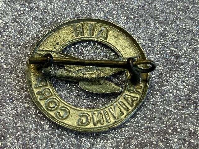 89) Good Original WW2 Air Training Corps White Metal Cap Badge — image 2