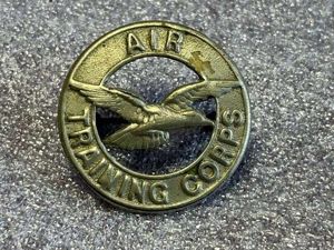 89) Good Original WW2 Air Training Corps White Metal Cap …