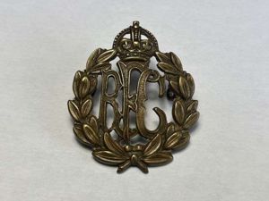 29) Excellent Original WW1 Royal Flying Corps Brass Cap Badge