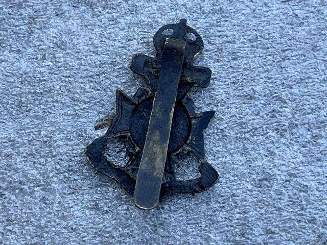 94) Excellent Original WW1 WW2 Cap Badge 21st County of London First Surrey Rifles — image 2