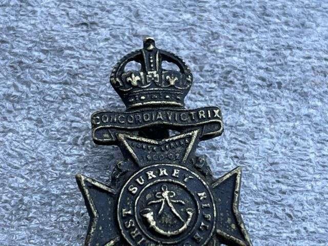 94) Excellent Original WW1 WW2 Cap Badge 21st County of London First Surrey Rifles — image 5